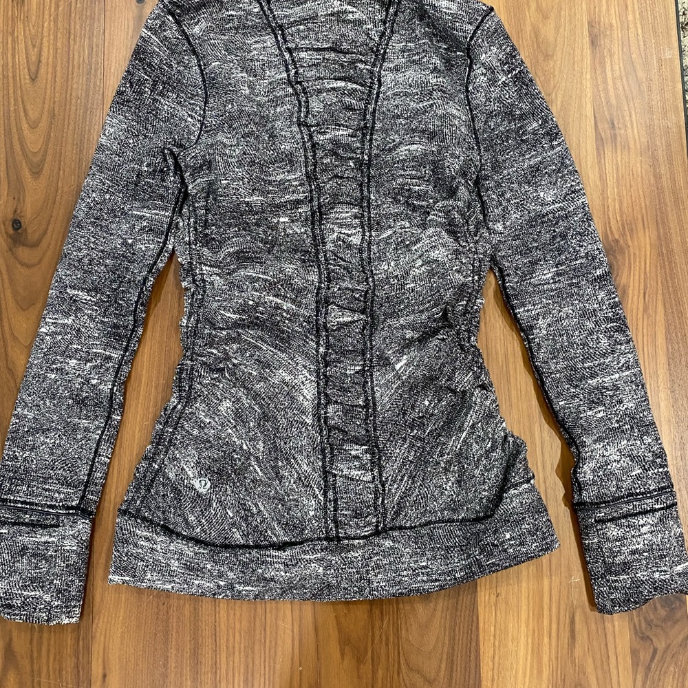 Lululemon Jacket in like new condition - Picture 4 of 6